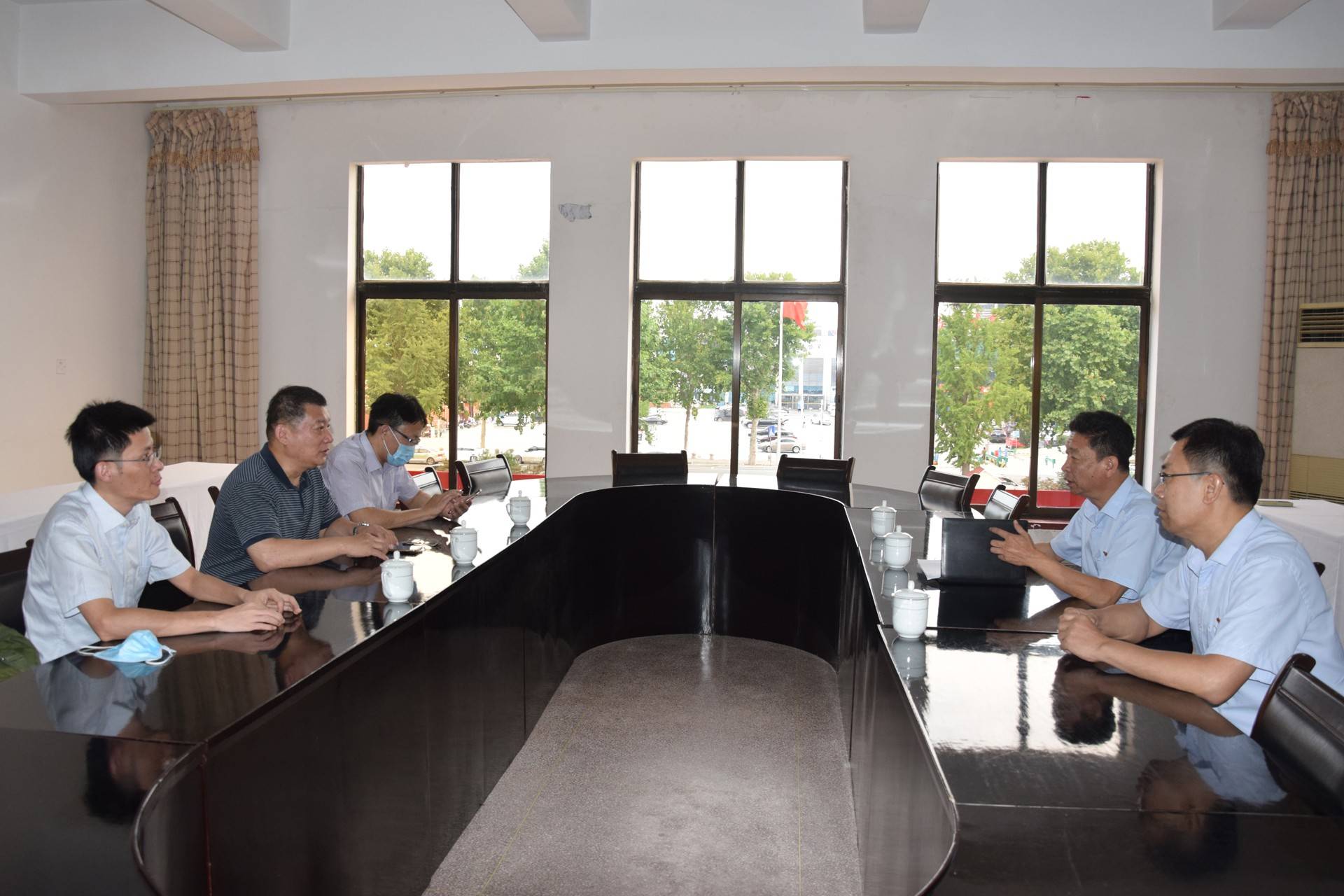 中國(guó)國(guó)際經(jīng)濟(jì)交流中心黨委副書(shū)記、辦公室主任、信息部部長(zhǎng)姜春力蒞臨城陽(yáng)批發(fā)市場(chǎng)調(diào)研指導(dǎo)