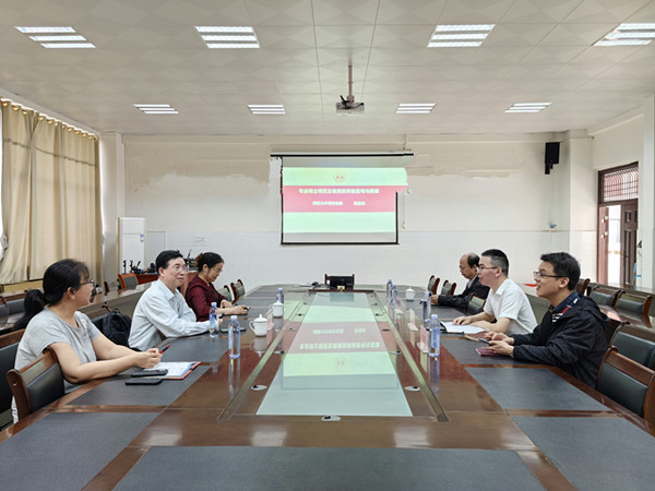 湖南大學(xué)研究生院院長張亞斌教授應(yīng)邀到經(jīng)濟管理學(xué)院指導(dǎo)學(xué)位點建設(shè)